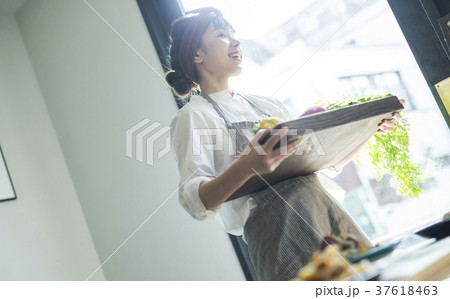 カフェで働く女性　フードビジネス 37618463