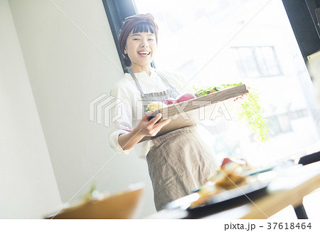 カフェで働く女性 フードビジネス カフェで働く女性 フードビジネス 37618464