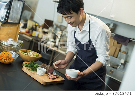 カフェで働く男性　フードビジネス 37618471