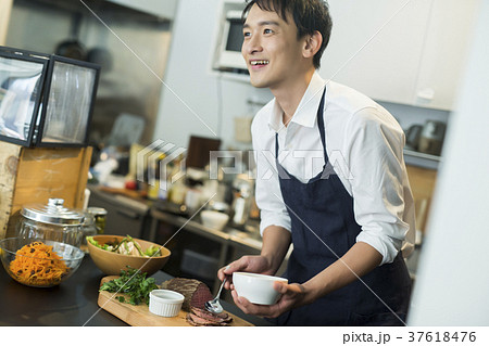 カフェで働く男性 フードビジネス カフェで働く男性 フードビジネス 37618476