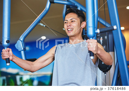 スポーツジムで運動する男性 37618486