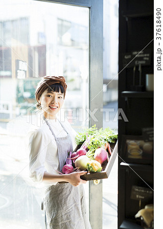 カフェで働く女性　フードビジネス 37618490