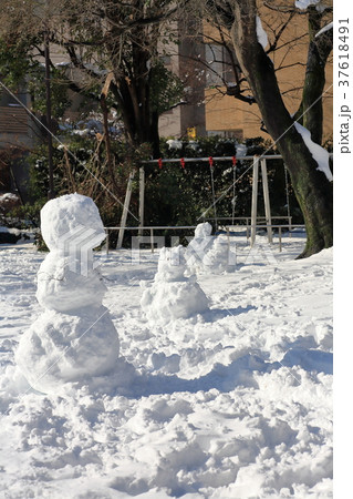 公園の雪だるまたち 37618491