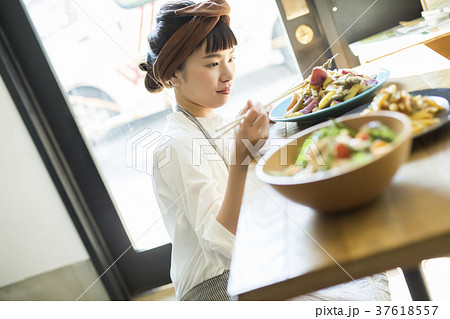 カフェで働く女性 フードビジネスの写真素材