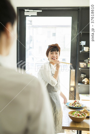 カフェで働く女性 フードビジネス カフェで働く女性 フードビジネス 37618610