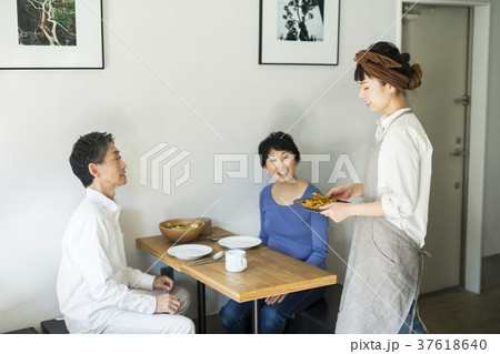 カフェで働くスタッフとお客　フードビジネス 37618640