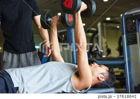 スポーツジムで運動する男性とトレーナー 37618642