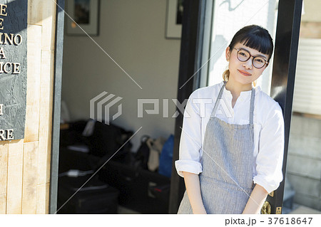 カフェで働く女性　フードビジネス 37618647