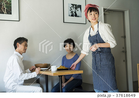 カフェで働くスタッフとお客　フードビジネス 37618649