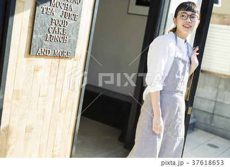カフェで働く女性　フードビジネス 37618653