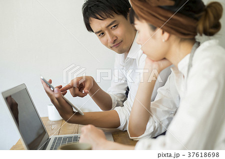 カフェで働く夫婦　フードビジネス 37618698