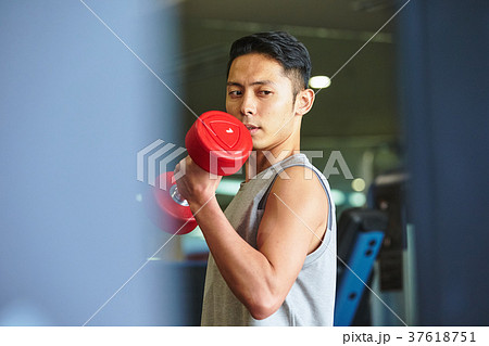 スポーツジムで運動する男性 スポーツジムで運動する男性 37618751