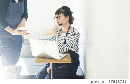 カフェで働く夫婦 フードビジネス カフェで働く夫婦 フードビジネス 37618781