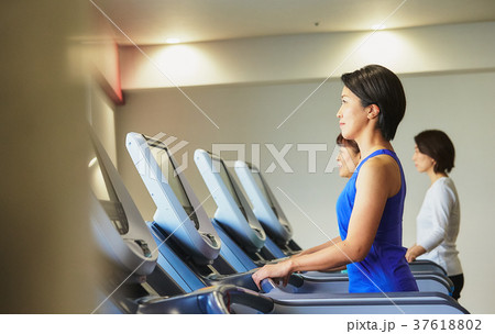 スポーツジムで運動する女性 37618802
