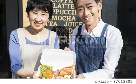 お弁当を販売する夫婦　フードビジネス 37618809
