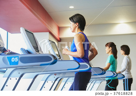 スポーツジムで運動する女性 37618828