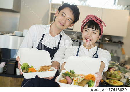 お弁当を販売する夫婦 フードビジネス お弁当を販売する夫婦 フードビジネス 37618829