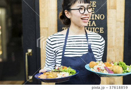 カフェで働く女性 フードビジネスの写真素材