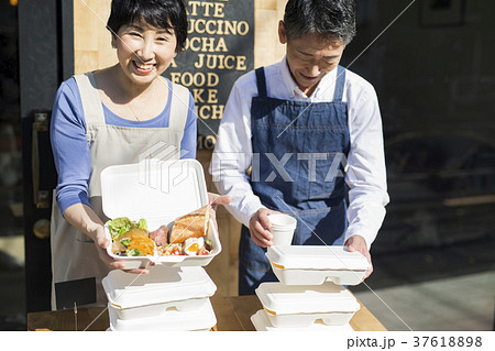お弁当を販売する夫婦 フードビジネス お弁当を販売する夫婦 フードビジネス 37618898