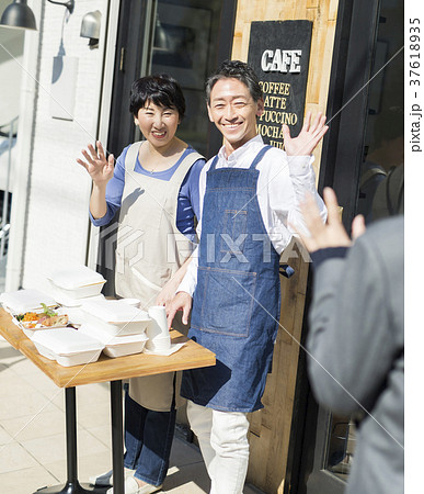 お弁当を販売する夫婦と娘 フードビジネス お弁当を販売する夫婦と娘 フードビジネス 37618935