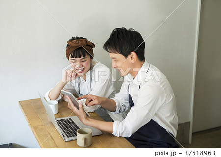 カフェで働く夫婦 フードビジネス カフェで働く夫婦 フードビジネス 37618963