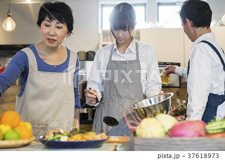 カフェで働く男性と女性 フードビジネス カフェで働く男性と女性 フードビジネス 37618973