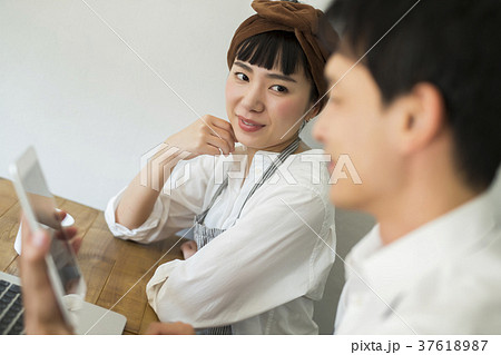 カフェで働く夫婦　フードビジネス 37618987