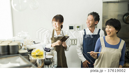カフェで働く男性と女性　フードビジネス 37619002