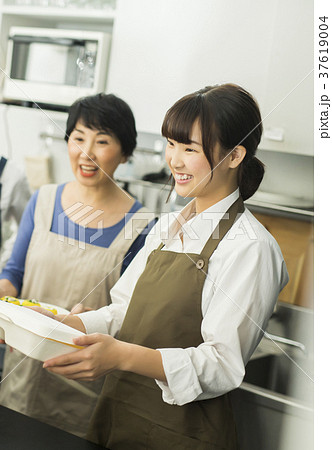 カフェで働く女性　フードビジネス 37619004