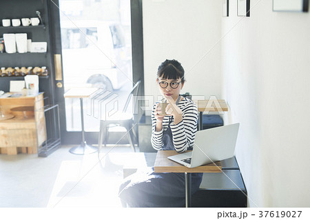 カフェで働く女性 休憩 フードビジネス カフェで働く女性 休憩 フードビジネス 37619027