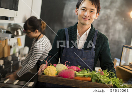 カフェで働く夫婦 フードビジネス カフェで働く夫婦 フードビジネス 37619061