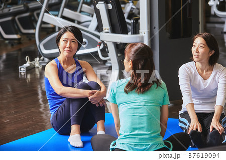 スポーツジムにいる女性たち 37619094