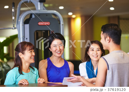スポーツジムの入会 女性 スポーツジムの入会 女性 37619120