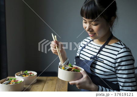カフェで働く女性　フードビジネス 37619121