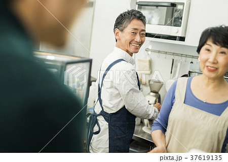 カフェで働く夫婦　フードビジネス 37619135
