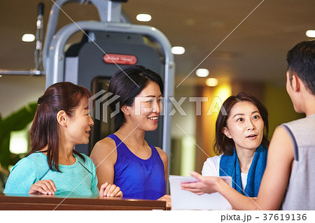スポーツジムの入会 女性 スポーツジムの入会 女性 37619136