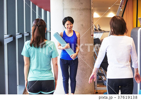 スポーツジムで運動する女性とトレーナー 37619138