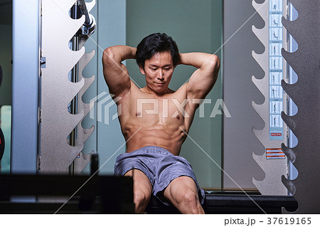 スポーツジムで運動する男性 スポーツジムで運動する男性 37619165