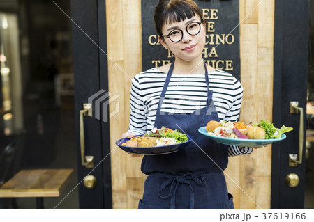 カフェで働く女性 フードビジネス カフェで働く女性 フードビジネス 37619166
