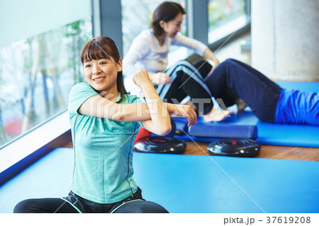 スポーツジムで運動する女性 37619208