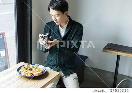カフェで食べ物を撮影する男性 カフェで食べ物を撮影する男性 37619216