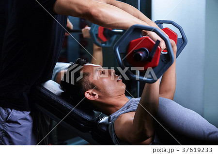 スポーツジムで運動する男性とトレーナー 37619233
