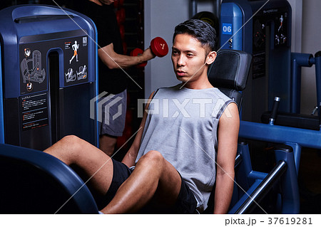 スポーツジムで運動する男性 スポーツジムで運動する男性 37619281