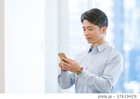 カジュアルオフィスイメージ　ビジネスイメージ　私服　会社員 37619429