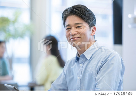 カジュアルオフィスイメージ　ビジネスイメージ　私服　会社員 37619439