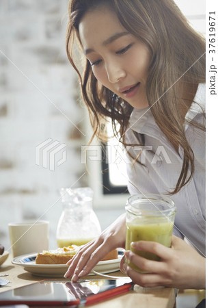 朝食を食べるキャリアウーマン 37619671