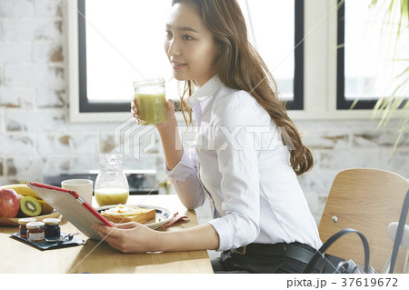朝食を食べるキャリアウーマン 朝食を食べるキャリアウーマン 37619672