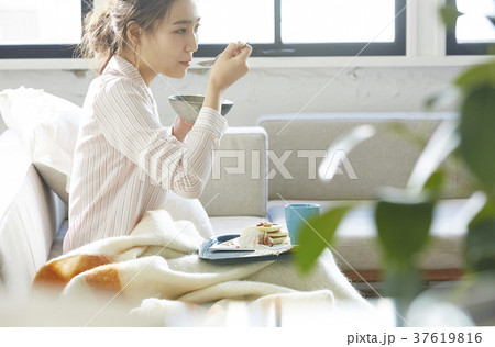 オシャレなおうちごはんを楽しむ女性 37619816