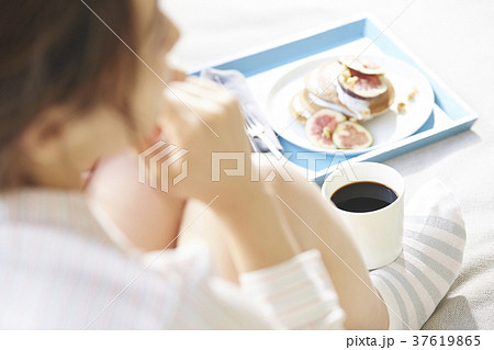 オシャレなおうちごはんを楽しむ女性 37619865