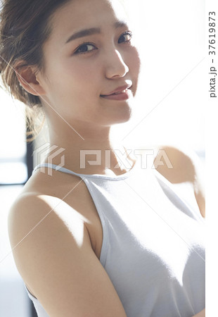 自己管理をする女性 37619873